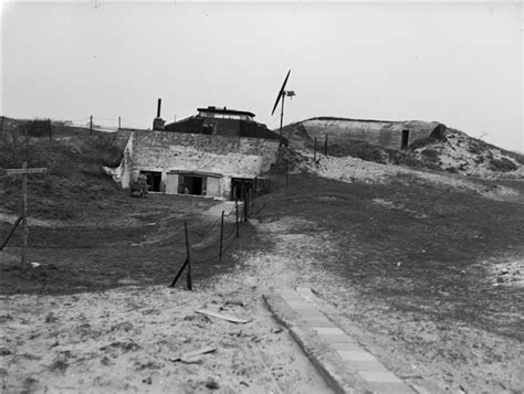 een bunker uit de Tweede Wereldoorlog in de duinen van Hoek van Holland
