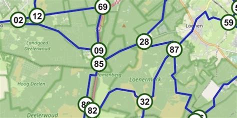 een fietsroutebord langs de kust met pijlen en knooppunten