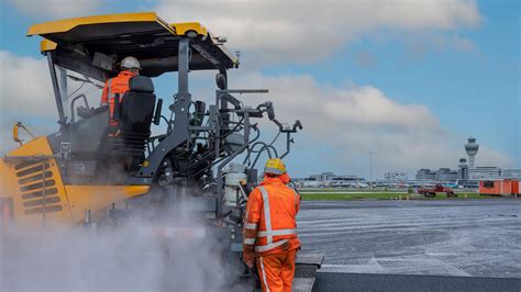 Medewerker van de Havendienst die een vliegtuig begeleidt (marshallen)