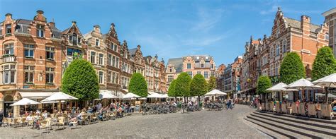 Een sfeervol terras op de Oude Markt van Leuven, de 'langste bar van Europa'.