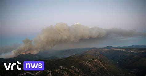 Brandweerlieden bestrijden een bosbrand in de buurt van Athene