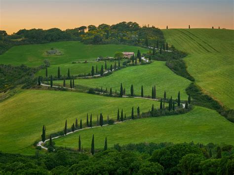 Glooiend landschap van Umbrië met cipressen en olijfbomen