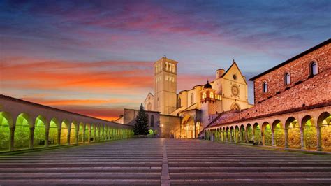 De Sint-Franciscusbasiliek in Assisi bij zonsondergang