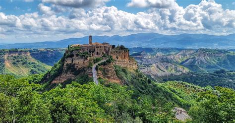 Uitzicht op Civita di Bagnoregio, het 'stervende dorp' op een heuveltop