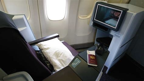 Vergelijking van beenruimte en stoelbreedte tussen Economy en Premium Economy