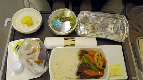 Voorbeeld van een maaltijd geserveerd in Cathay Pacific Premium Economy