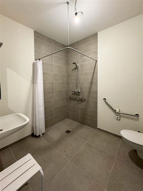 Foto van een toegankelijke badkamer in een Roompot bungalow.