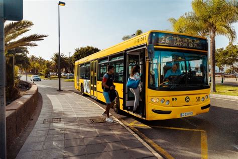 Gele stadsbus van Guaguas Municipales in Las Palmas