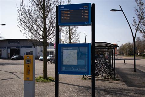 Informatiebord bij een bushalte met bestemmingen en prijzen