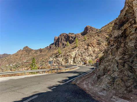 Een huurauto op een schilderachtige weg op Gran Canaria