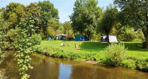 rustieke kampeerplaats aan de rivier bij Camping des Lancières