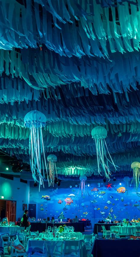 Interieur van restaurant Octopus met onderwaterthema en kwallenlampen