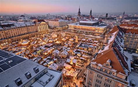 Een traditionele houten kraam op de Dresdner Striezelmarkt, versierd met kerstverlichting en gevuld met ambachtelijke producten.