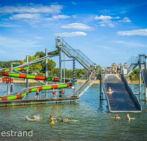 Luchtfoto van Camping BetuweStrand met het recreatiemeer en het zandstrand.