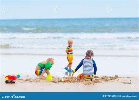 Kinderen spelen op het strand en in het water bij Camping BetuweStrand.