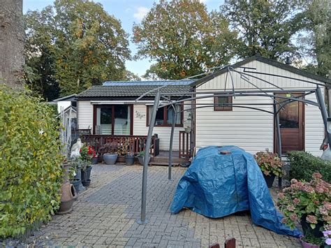 Een sfeervolle stacaravan met een mooie tuin op Camping BetuweStrand.