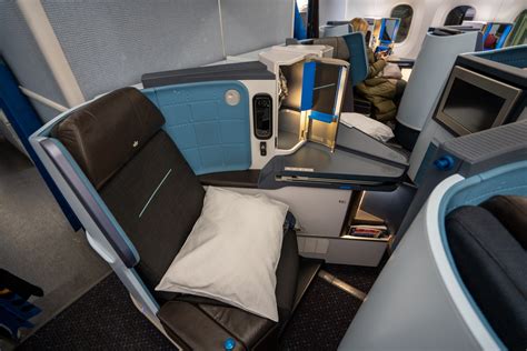 Interieurfoto van de KLM Business Class cabine met focus op de comfortabele stoelen.