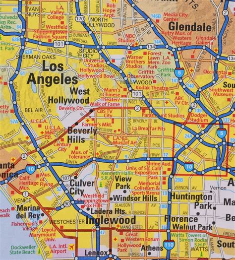Kaart van de regio Los Angeles met de belangrijkste luchthavens en bezienswaardigheden.