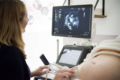 Illustratie van een echoscopie met een baby's hartslag.