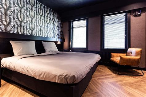 Foto van een onverzorgde hotelkamer met schimmel en vieze vloer