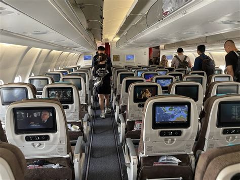 Interieur van de Economy Class cabine van Garuda Indonesia met comfortabele stoelen en entertainment schermen