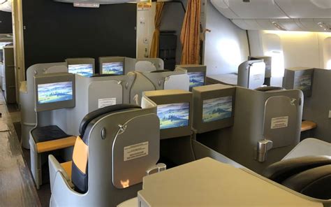 Luxe Business Class stoel in een vliegtuig die kan worden omgevormd tot een bed