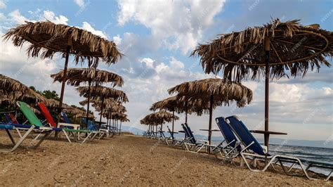 strand aan het meer met ligstoelen en parasols