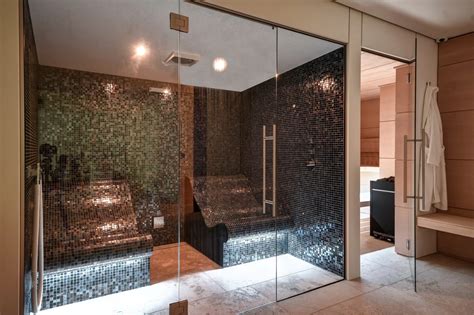 interieur van een wellnesscentrum met sauna en Turks stoombad
