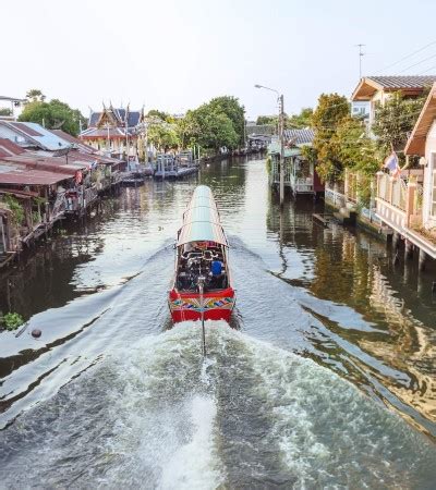 Klongs (kanalen) in Bangkok met traditionele longtailboten