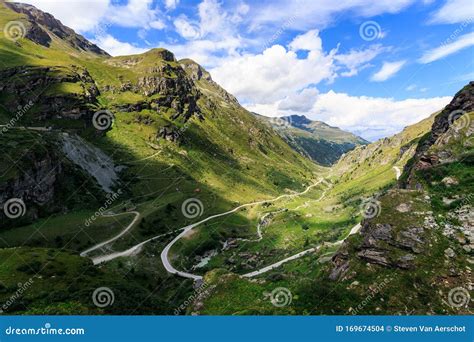 Panoramisch uitzicht over een groene vallei in Noordrijn-Westfalen met een hotel aan de horizon