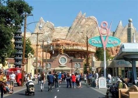Een panoramisch uitzicht op Cars Land in Disney California Adventure, met de iconische Route 66.
