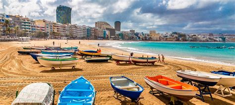 Vrolijke toeristen op een zonnig strand in Spanje