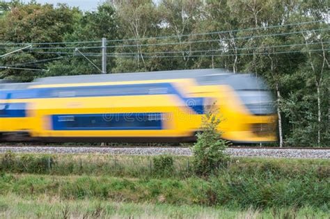 Moderne trein die door een Spaans landschap rijdt