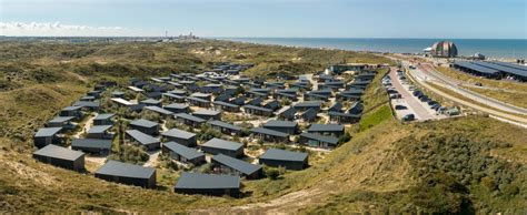 Moderne Sea Lodges van Roompot Bloemendaal aan Zee, ingebed in het duinlandschap
