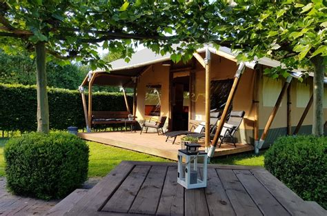 Een luxe ingerichte safaritent in een natuurlijke omgeving.