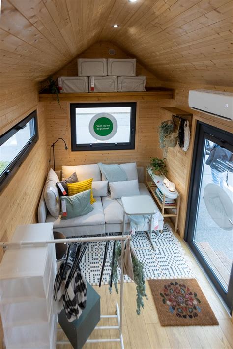 Een modern ingericht tiny house met focus op efficiënt ruimtegebruik.
