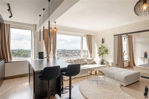 Luxe ingericht appartement met panoramisch uitzicht over de stad.