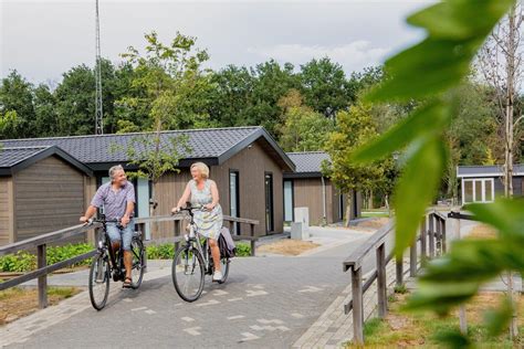 Een kaart met wandel- en fietsroutes in een bosrijke omgeving.