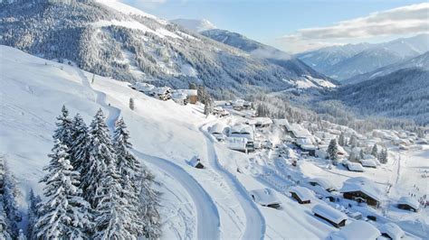 Landschap van een Frans skigebied met besneeuwde bergen en pistes
