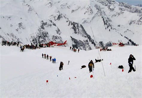Groep skiërs die les krijgt van een instructeur in de Franse Alpen