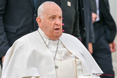 Paus Franciscus die journalisten toespreekt in het vliegtuig