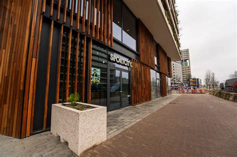 Foto van de buitenkant van het B&B Hotel Baden-Airpark met de terminal op de achtergrond