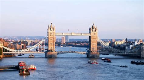 Luchtfoto van Londen met iconische gebouwen zoals de Houses of Parliament en de London Eye.