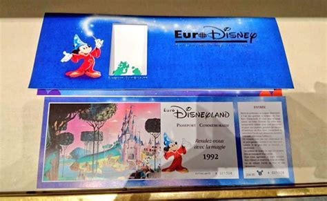 Een replica van het eerste Disneyland toegangskaartje.