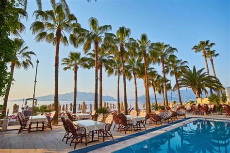 Een luxe all-inclusive resort met zwembaden, ligbedden en palmbomen aan de Olympische Riviera