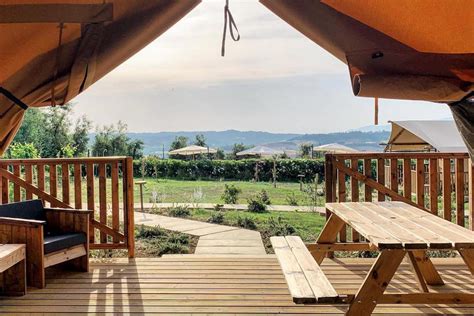 Een sfeervolle safaritent op een agriturismo in Toscane, omringd door wijngaarden