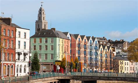 Themafoto van de stad Cork, met kleurrijke gebouwen en een rivier