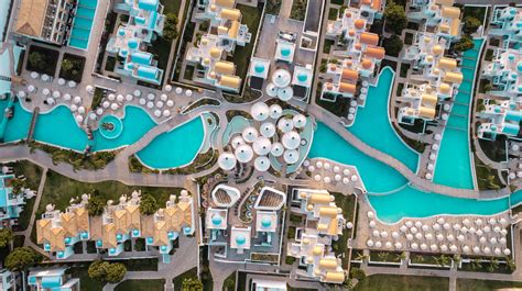 Luchtfoto van het Blue Lagoon Resort met zwembaden en gebouwen
