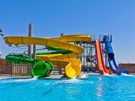 Glijbanen in het waterpark van Blue Lagoon Resort