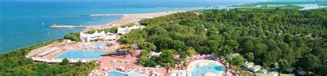 Panorama van Camping Pineta met de Adriatische Zee en Brijuni-eilanden op de achtergrond